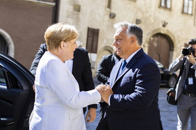 A Miniszterelnöki Sajtóiroda által közzétett képen Orbán Viktor kormányfő fogadja a Páneurópai Piknik 30. évfordulója alkalmából érkező Angela Merkel német kancellárt Sopronban 2019. augusztus 19-én. Fotó: Szecsődi Balázs, MTI