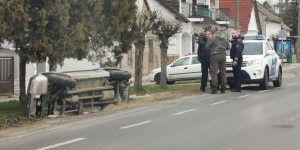 Árokba borult egy autó a körforgalom mellett