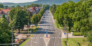 Jöhet a parkolósáv, a sétálóutca és a sebességkorlátozás Harkány főutcáján