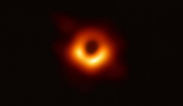 Sikerült lefotózni egy fekete lyukat