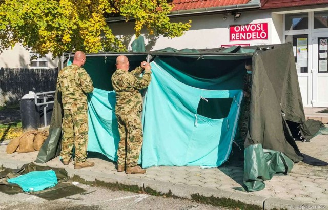 Katonai sátor Harkányban, az orvosi rendelők előtt