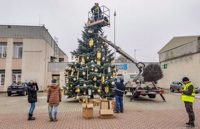 Díszítik a harkányi karácsonyfát a művelődési ház előtt