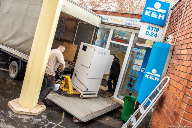 Elszállítják a K&H bankautomatát a harkányi gyógyfürdő bejáratától