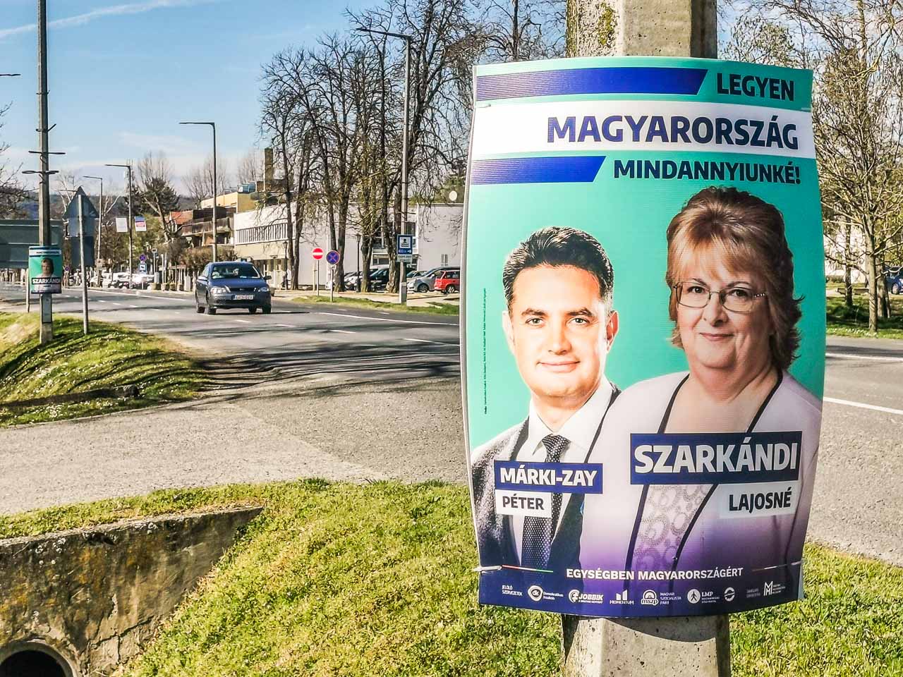 Választási plakát Harkány utcáján