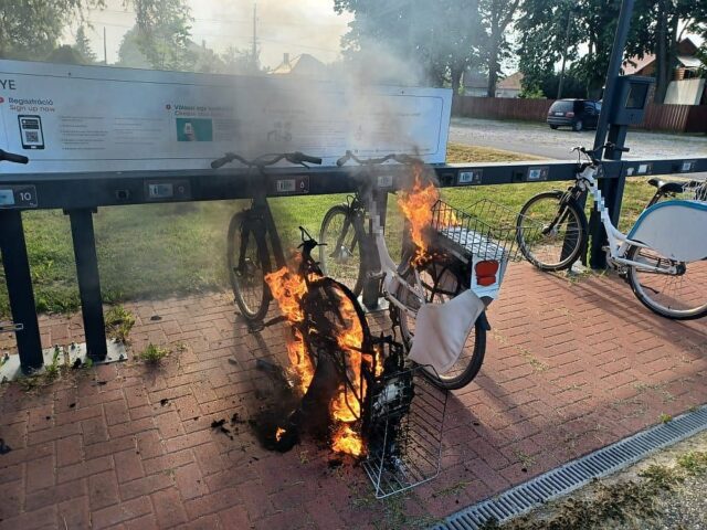Elektromos kerékpárok lángoltak Sellyén