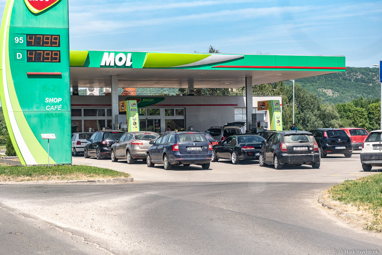 Horvát autók tankolnak a harkányi MOL benzinkútnál