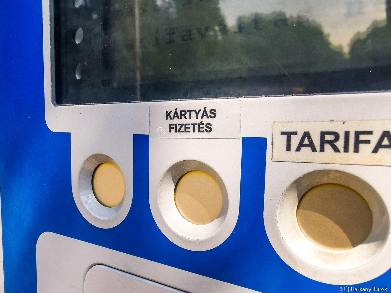 Kártyás fizetés előválasztó gombja a harkányi parkolóautomatán
