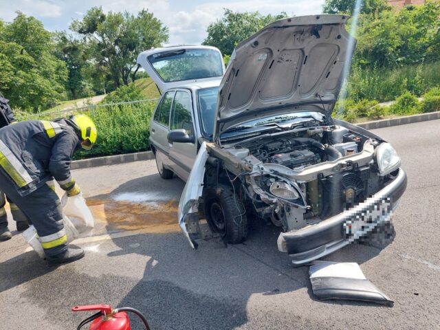 Baleset történt Pécsen, egy autó oszlopnak csapódott
