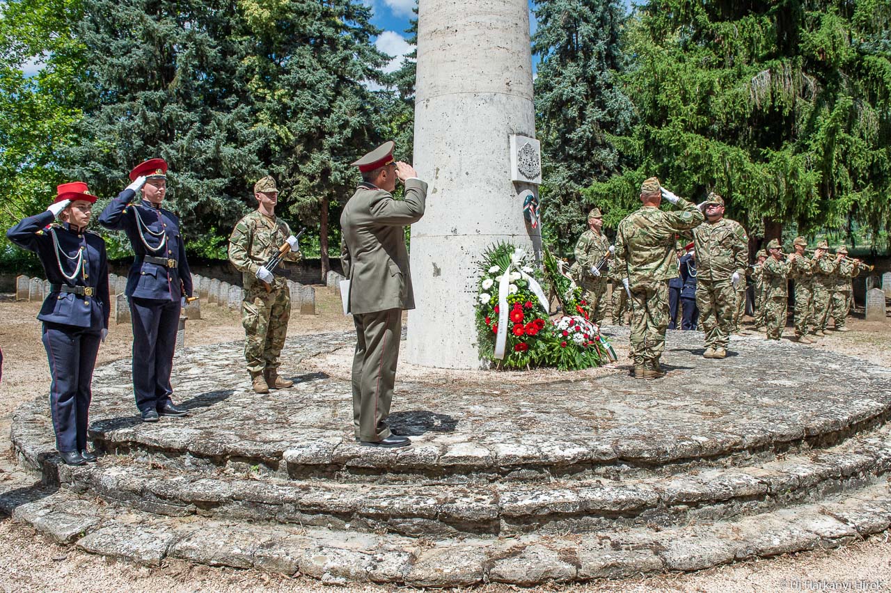 Koszorúzás a harkányi bolgár katonai temetőben