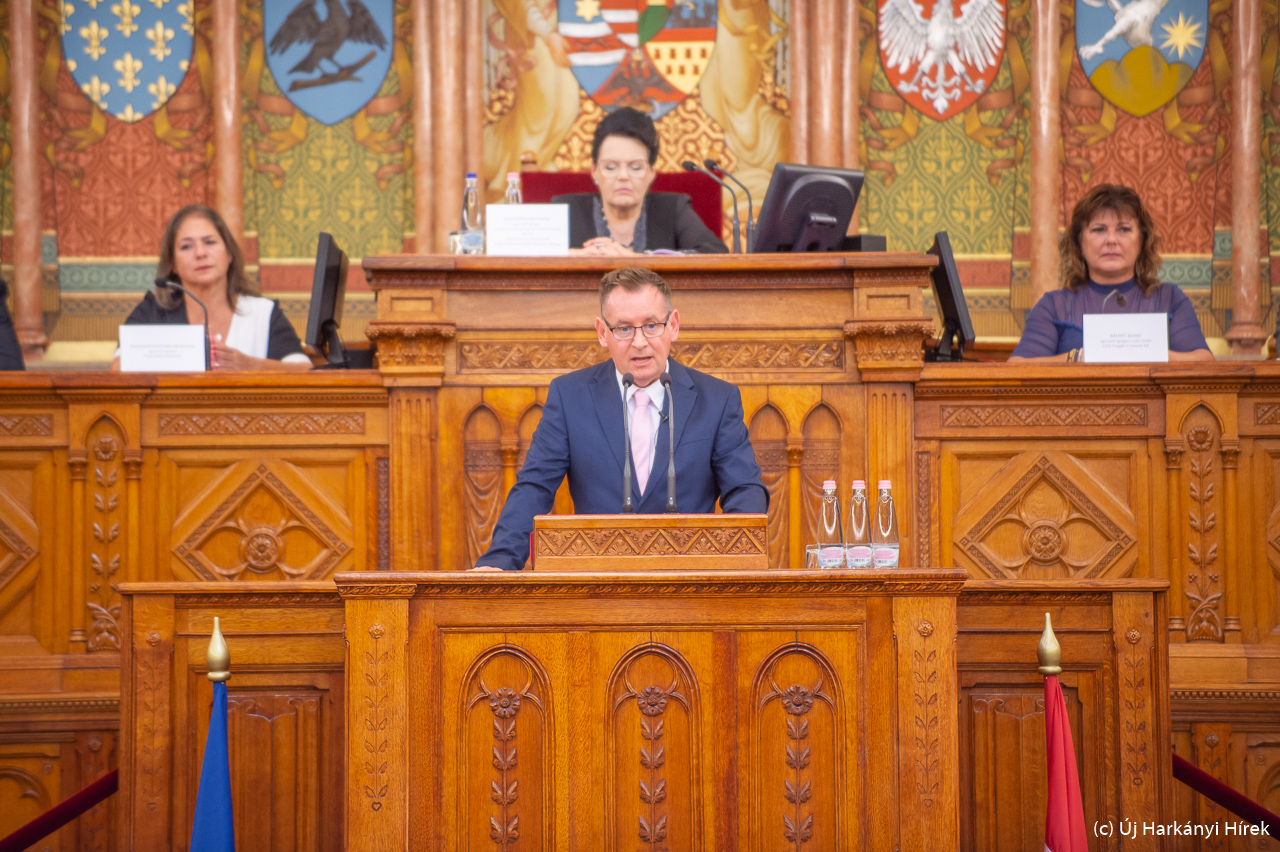 Kanizsai-Tóth Csaba a Parlament Főrendházi üléstermében