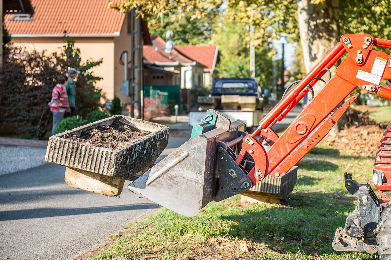 Beton virágtartó Harkányban